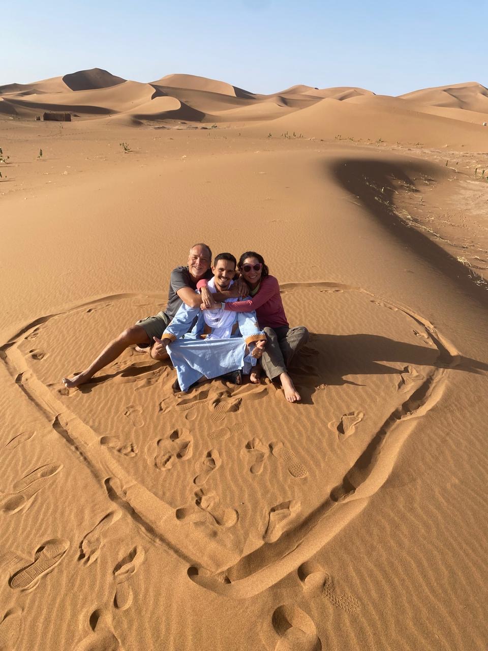 Love in the Sahara - friends on the dunes